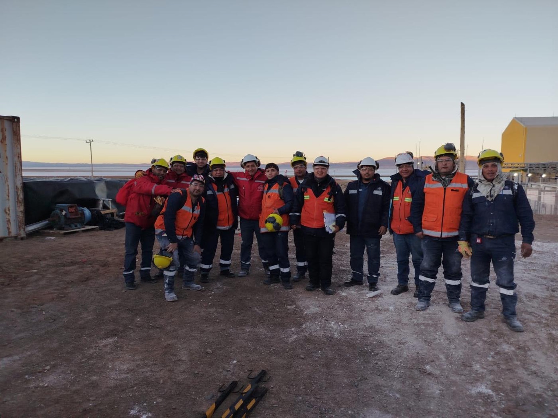 Equipo de trabajo en parada de planta